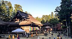 Tempio Garan a Koyasan circondato da alberi e visitatori.