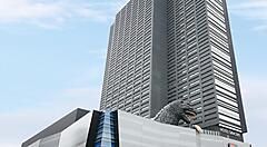 Godzilla sulla facciata di un grattacielo a Shinjuku, Tokyo.