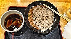 Soba "kamo seiro", con brodo e carne d'anatra, alla catena Komoro Soba.