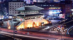 La zona di Namdaemun e l'omonimo portale, la sera.