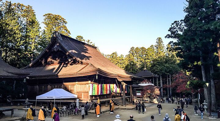 Tempio Garan a Koyasan circondato da alberi e visitatori.
