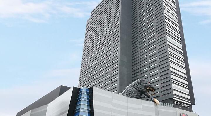 Godzilla sulla facciata di un grattacielo a Shinjuku, Tokyo.