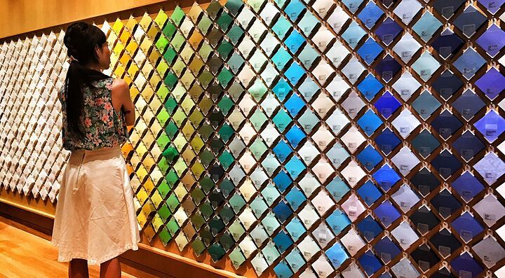 Donna osserva una parete colorata di campioni a Itoya a Ginza.