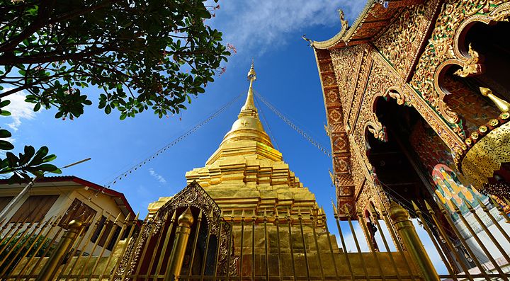Tempio Mahawan con stupa d'oro sotto un cielo azzurro.