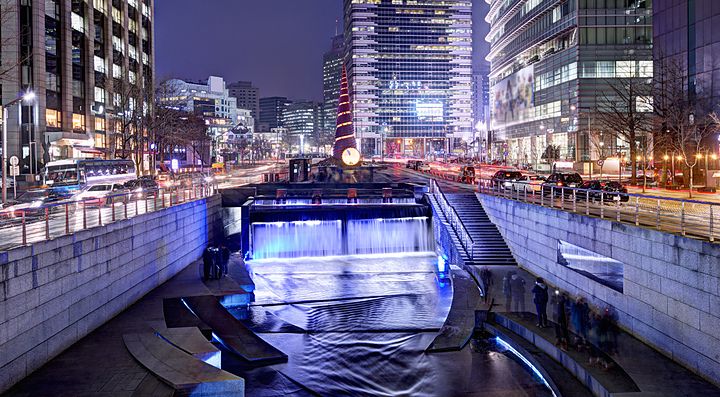 Il torrente Cheonggyecheon la sera.