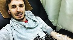 Marco Togni disteso su una poltrona in una clinica in Giappone.