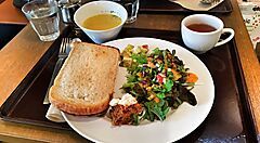 Sandwich ed insalata al Pure Cafe di Omotesando.