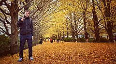 Marco Togni in posa al parco Showa Kinen Park di Tachikawa.