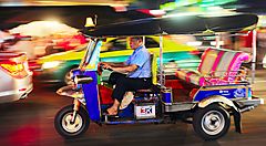 Un tuktuk sfreccia per le strade di Bangkok.