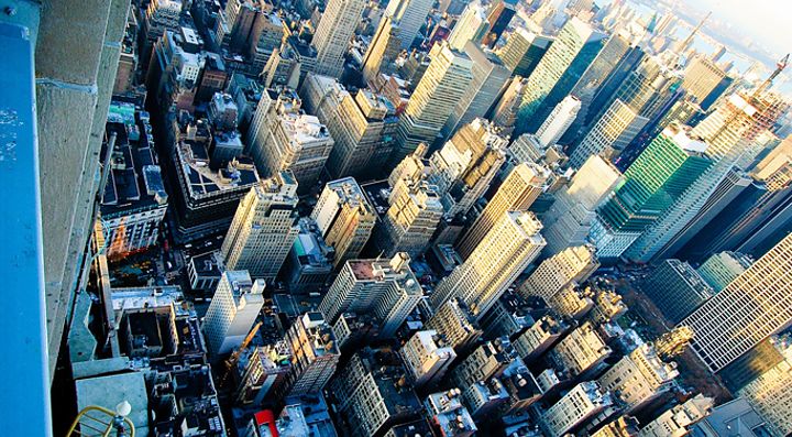 Vista aerea di una città con numerosi grattacieli e strade affollate.