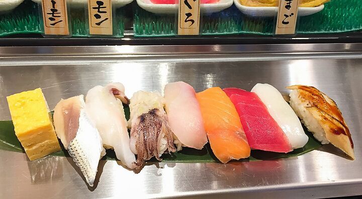 Vari nigiri sushi appoggiati su una foglia di bambù, allo standing sushi bar Uogashi.