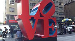Scultura della scritta LOVE a New York.