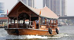 Un traghetto tradizionale a Bangkok.