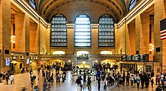 Pendolari nella sala principale della stazione Grand Central Terminal.