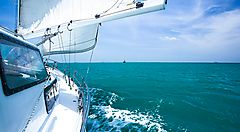 Il mare delle Andamane visto a bordo di uno yacht.
