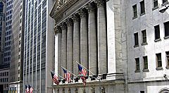 La facciata della Borsa di New York con bandiere americane.