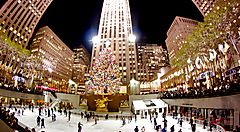 Pista di pattinaggio al Rockefeller Center illuminata con albero di Natale gigante.
