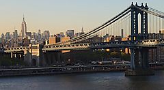 Il Ponte di Manhattan al tramonto.