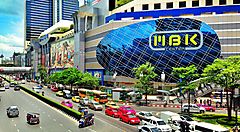 Il centro commerciale MBK all'esterno, e il traffico.
