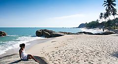 Ragazza si rilassa in spiaggia Koh Samui.