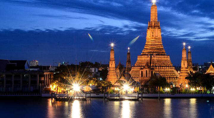 Il tempio Wat Arun al tramonto.