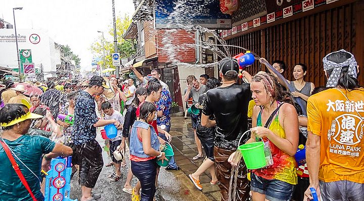 Persone si divertono a spruzzarsi acqua a vicenda, durante il festival dell'acqua in Thailandia.