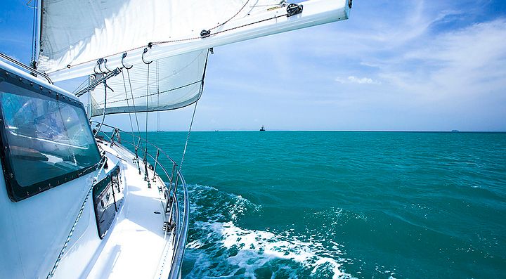 Il mare delle Andamane visto a bordo di uno yacht.