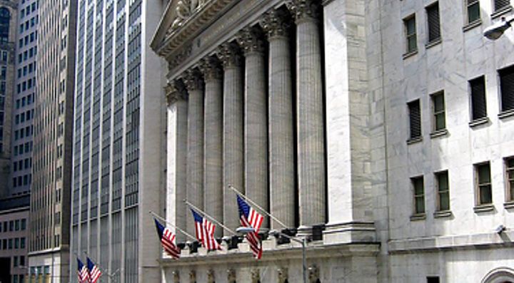 La facciata della Borsa di New York con bandiere americane.