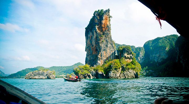 Mare e rocce viste da un'imbarcazione a Koh Samui.