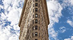 Edificio Flatiron a New York sotto un cielo nuvoloso.