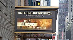 Insegna all'ingresso del Times Square Church.