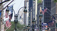 Bandiere USA sulla Fifth Avenue a New York.