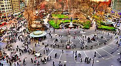 Union Square vista dall'alto, con molte persone, in autunno.