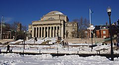 Esterno della Columbia University, con la neve appena caduta.