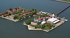 Ellis Island visita dall'elicottero.