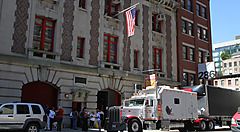 Il New York City Fire Museum all'esterno, con un piccolo camion parcheggiato.