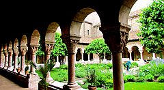 Giardino interno e colonne storiche a The Cloisters.
