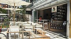 Tavolini in strada al Cafe Coutume di Aoyama.