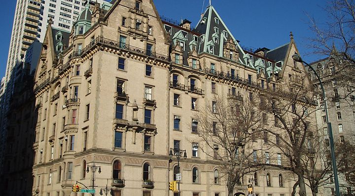 Edificio storico con torrette e dettagli architettonici in una città.