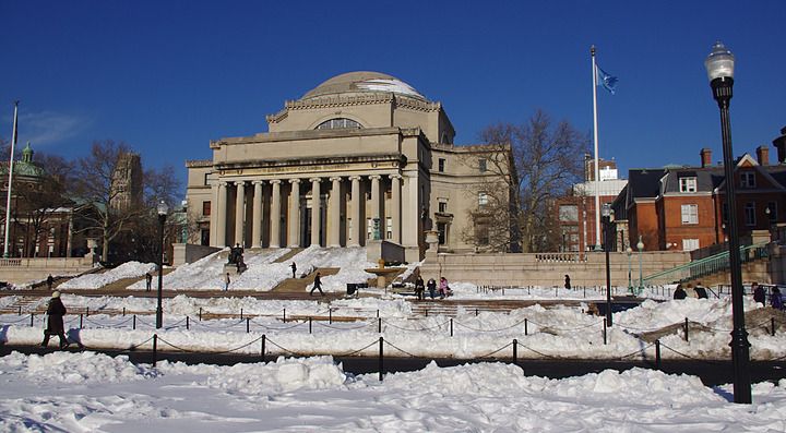 Esterno della Columbia University, con la neve appena caduta.