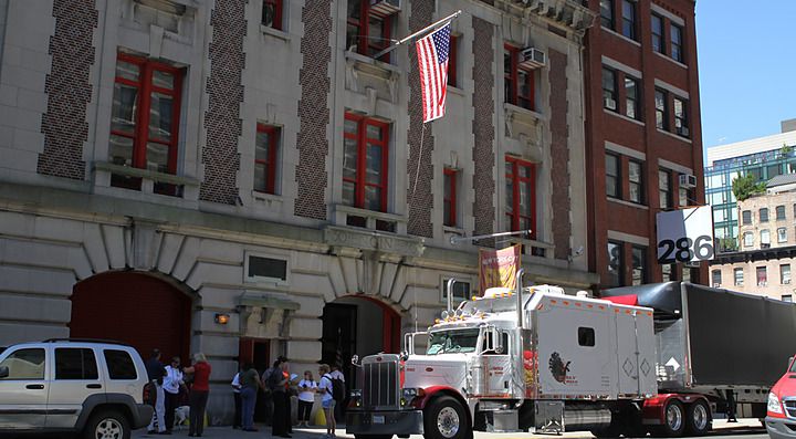 Il New York City Fire Museum all'esterno, con un piccolo camion parcheggiato.