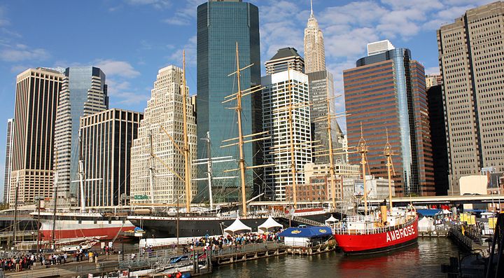 Barche al porto South Street Seaport, e sullo sfondo molti grattacieli.