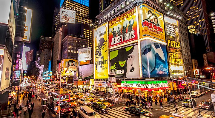 Times Square di sera, con molto traffico e tanta gente.
