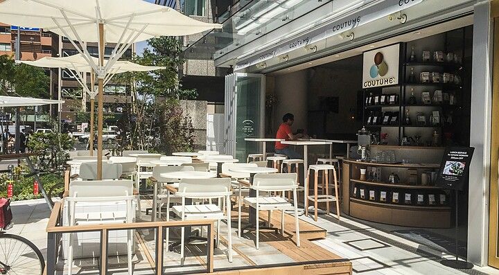 Tavolini in strada al Cafe Coutume di Aoyama.