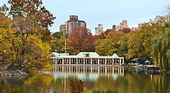 Il Loeb Boathouse a Central Park, e il lago circostante.