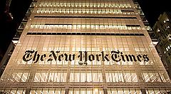 L'edificio del New York Times, illuminato di notte.