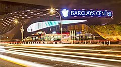 Lo stadio Barclays Center di sera e il traffico.