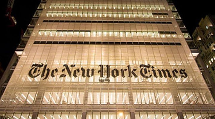 L'edificio del New York Times, illuminato di notte.