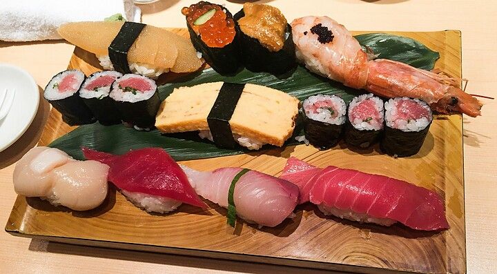 Sushi misto al ristorante Sushi No Midori.