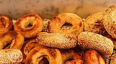 Bagel freschi e croccanti con semi su una teglia.